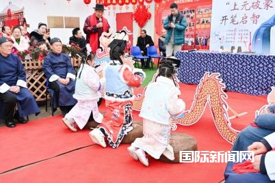 成都龙潭客家人赶场闹花灯：千年客家文化焕发新活力