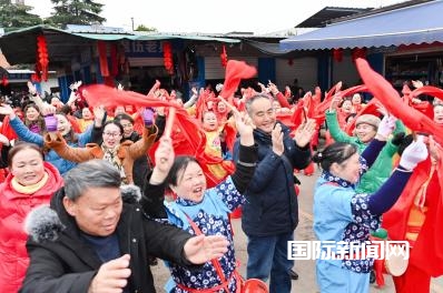 成都龙潭客家人赶场闹花灯：千年客家文化焕发新活力